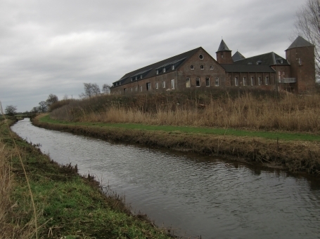 Kranenburg-Mehr : Zelemerweg, Wasserlauf der Bosse Wässerung, im Hintergrund die Burg Zelem